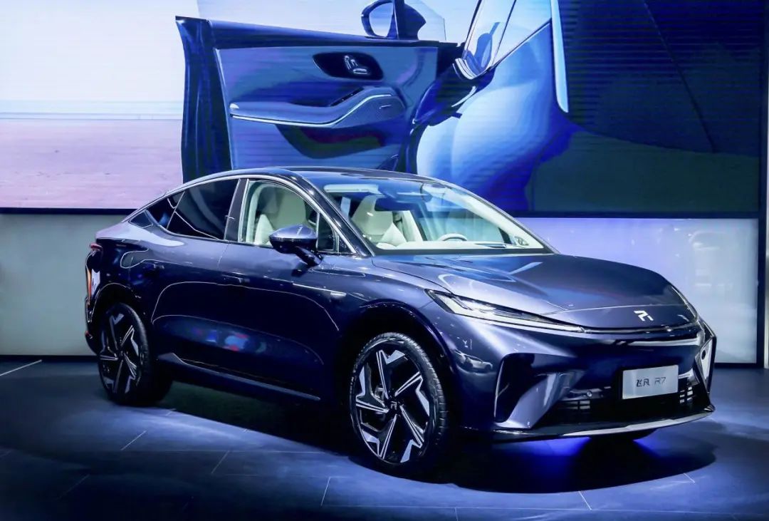 飞凡R7与MARVEL R齐亮相，却被新颖展台设计抢了风头？