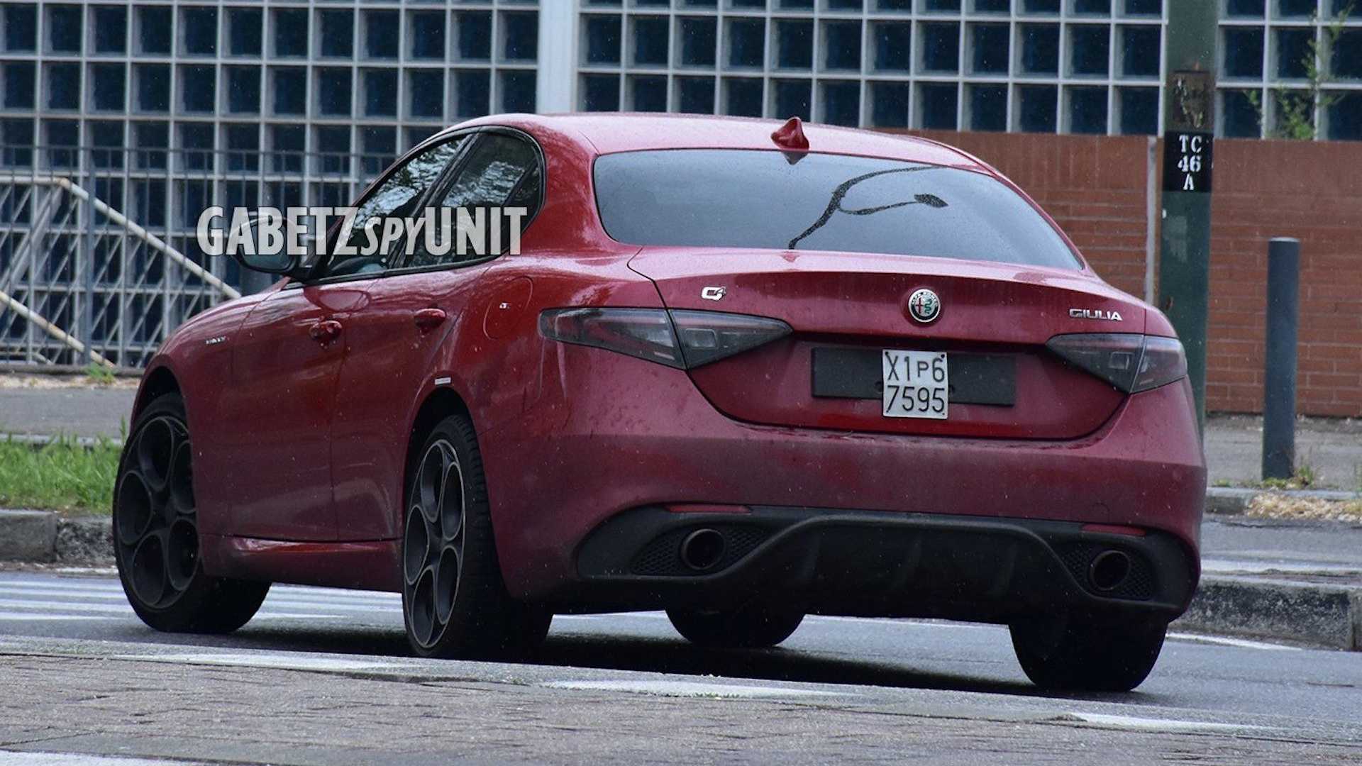 继续“黑化”强调运动,新款阿尔法·罗密欧Giulia路试谍照曝光