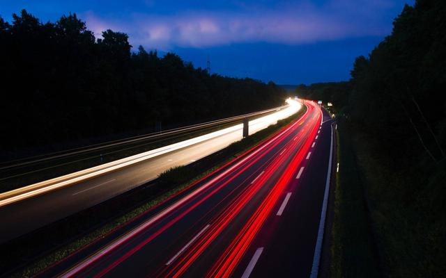 在高速路开夜车，为何有经验的老司机，都选择开远光灯？