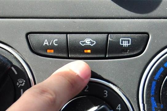 疫情期间怎样用车更安全？消毒剂喷内饰是误区，这样做才对