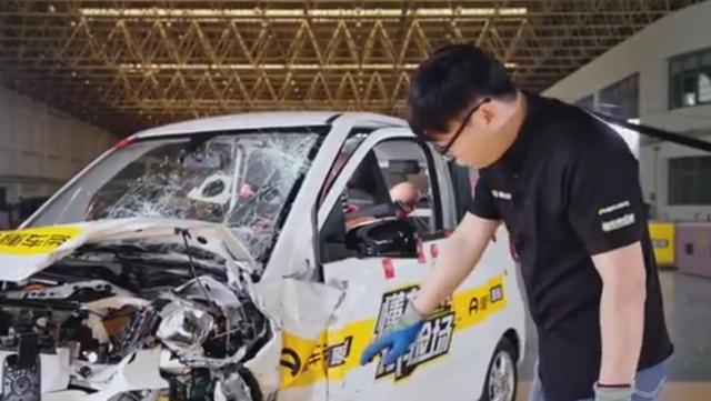 宏光MINI EV对撞老头乐，网友：槽点肯定有，但A柱没弯折