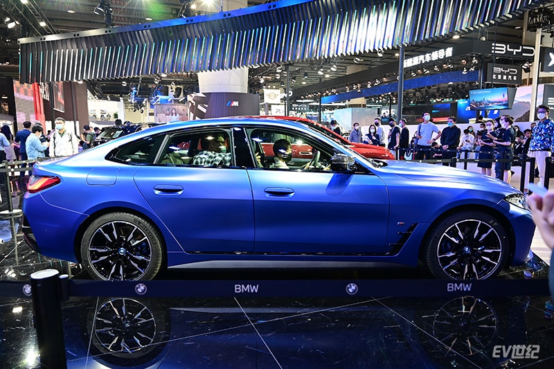 宝马性能纯电轿跑创新BMW i4上市，两款车型售44.99-53.99万元