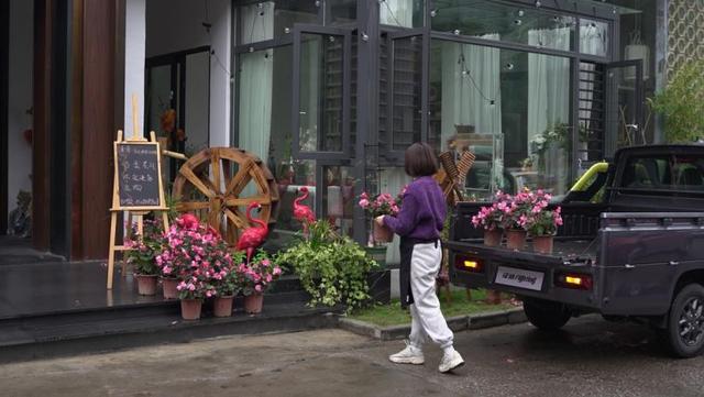 花店老板6万出头买皮卡，白天送货晚上摆摊，宜家宜商好玩乐