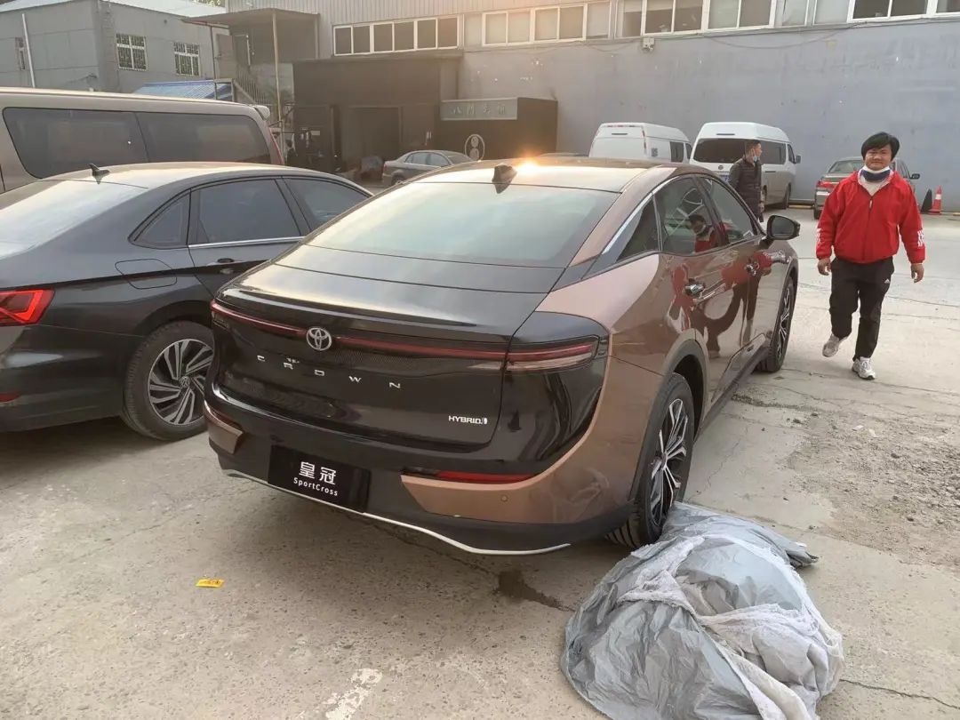 定了！新款丰田皇冠11月引入国内，自降身价对标“34C”？