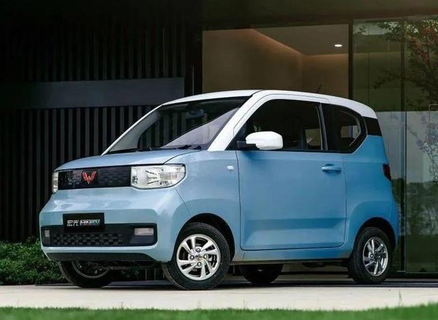 宏光MINI EV对撞老头乐，网友：槽点肯定有，但A柱没弯折