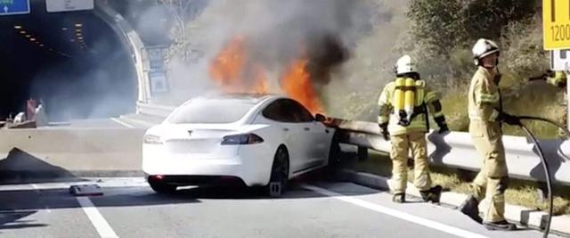 电动车自燃怎么办？蔚来新专利：您先下车，我找地儿自焚去