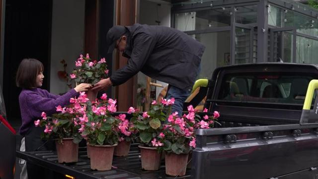 花店老板6万出头买皮卡，白天送货晚上摆摊，宜家宜商好玩乐