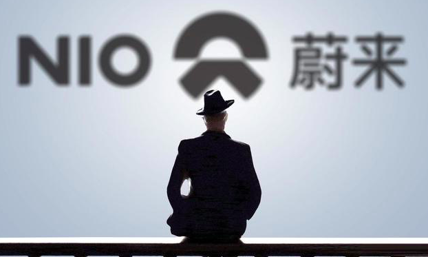 反向跨界做手机，李斌要不要吸取贾跃亭的教训？