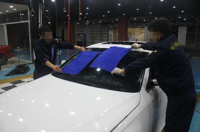 这样洗小心弄伤爱车,洗车究竟该自己洗还是去洗车店?