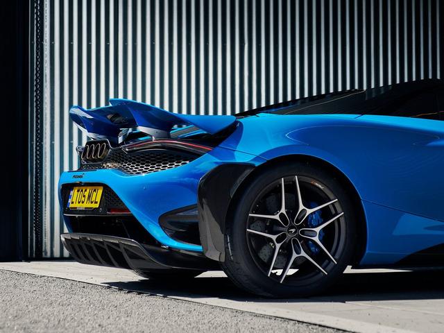 将敞篷车开到时速300km/h是什么感觉?让迈凯伦765LT Spider告诉你