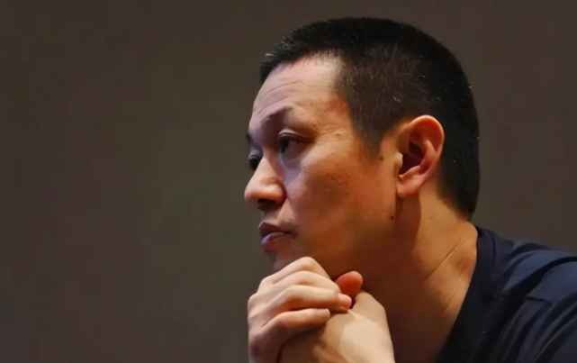反向跨界做手机，李斌要不要吸取贾跃亭的教训？