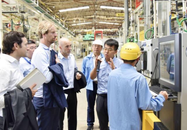 在达沃斯认证的中国首家“灯塔工厂”,让全新的智能化MPV下线