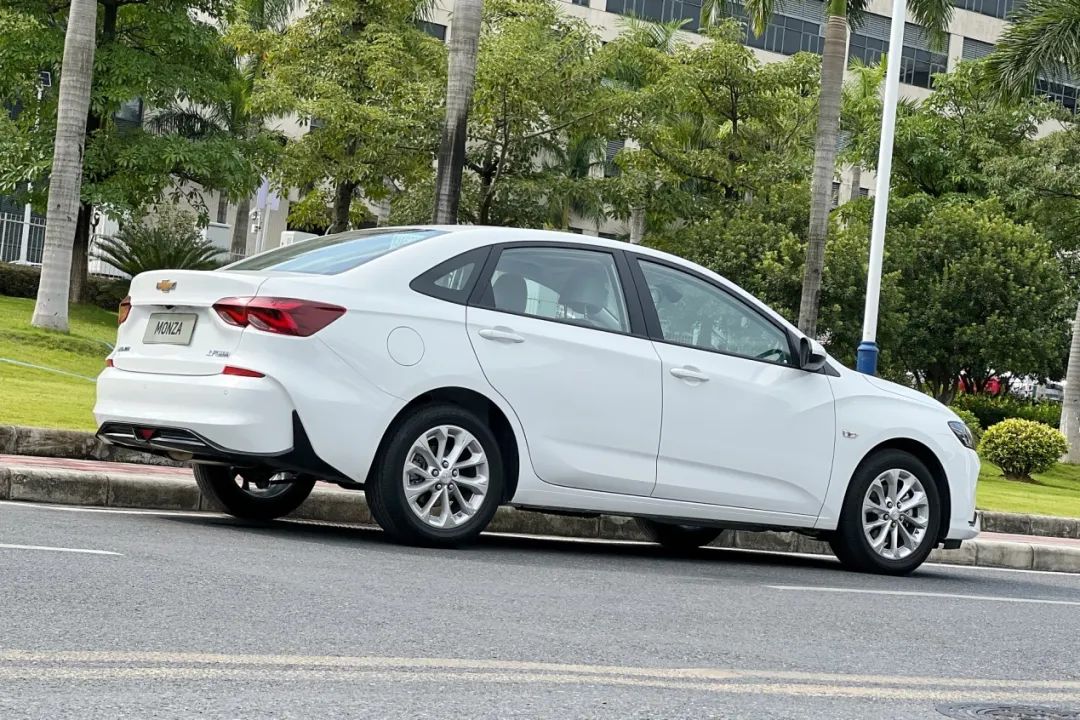 试驾中期改款科鲁兹,官降1万7,跟国产车抢肉吃