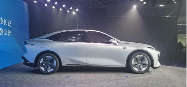 长安全新纯电轿车 实车曝光!