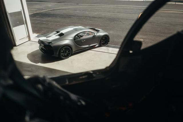 飞快的布加迪Chiron Sport，能跑得过战斗机吗？