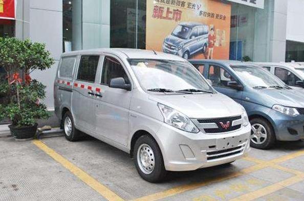 五菱越野SUV亮相，硬派堪比奔驰G，削掉车尾就是皮卡