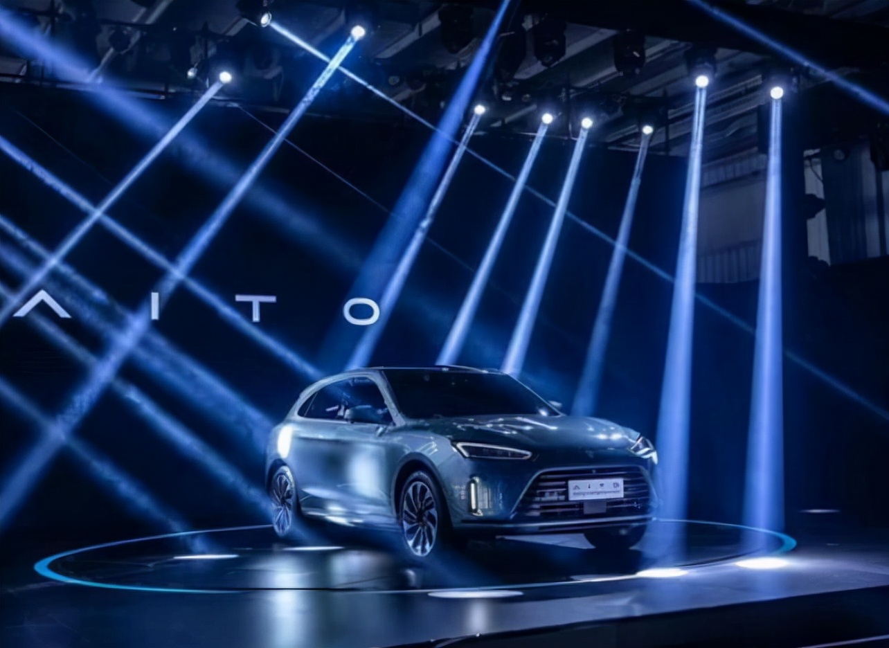 华为帮助，东风小康造出的问界M5，真能媲美百万豪车？