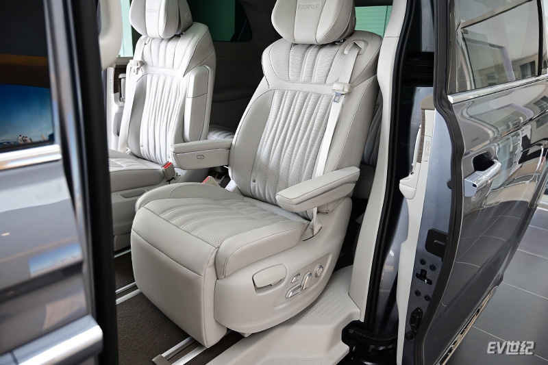 一款更务实的国产纯电MPV，静态体验上汽荣威iMAX8 EV