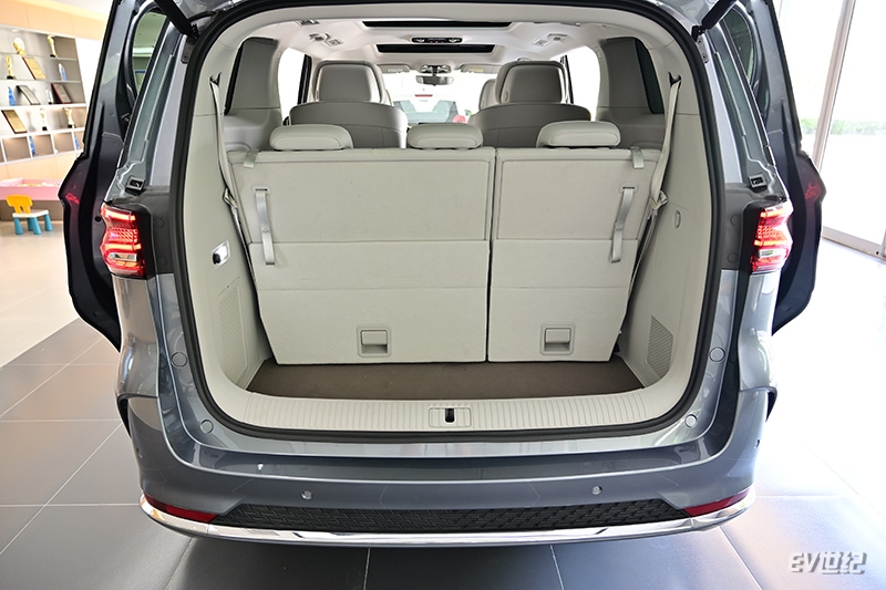 一款更务实的国产纯电MPV，静态体验上汽荣威iMAX8 EV