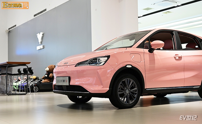 10万内能搞定的智能纯电SUV，实拍2022款哪吒V 潮400Lite