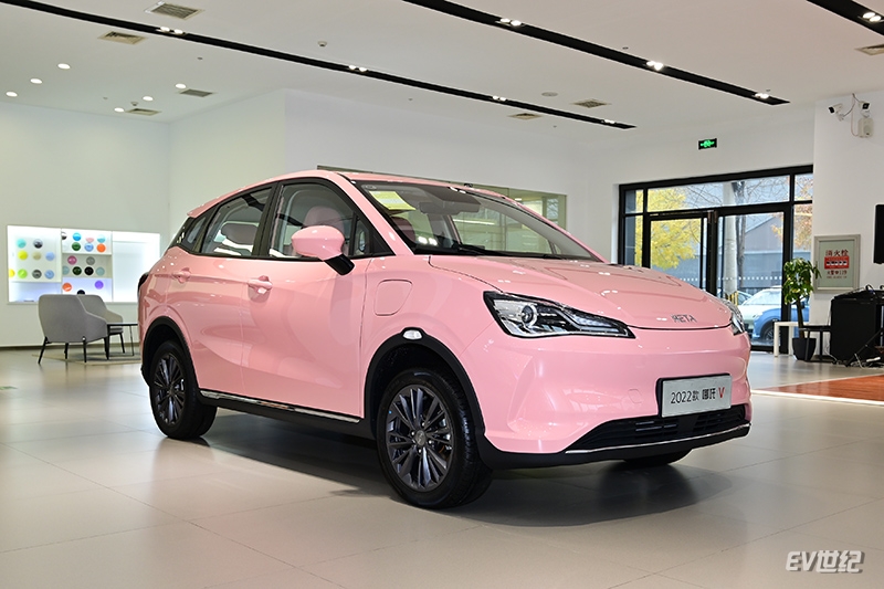 10万内能搞定的智能纯电SUV，实拍2022款哪吒V 潮400Lite