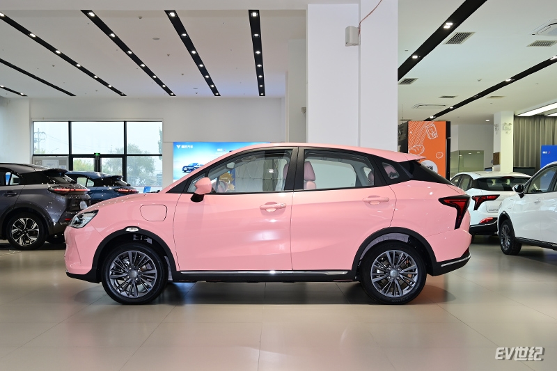 10万内能搞定的智能纯电SUV，实拍2022款哪吒V 潮400Lite
