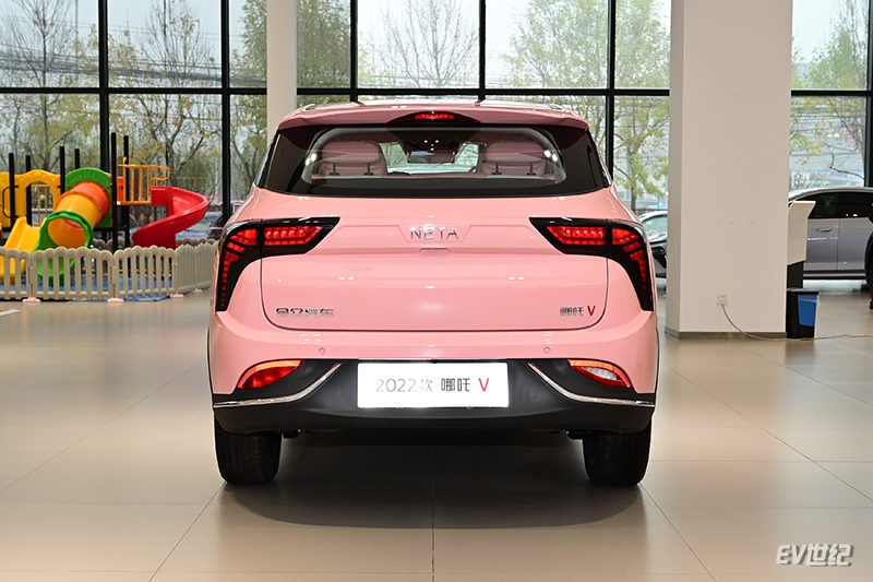 10万内能搞定的智能纯电SUV，实拍2022款哪吒V 潮400Lite
