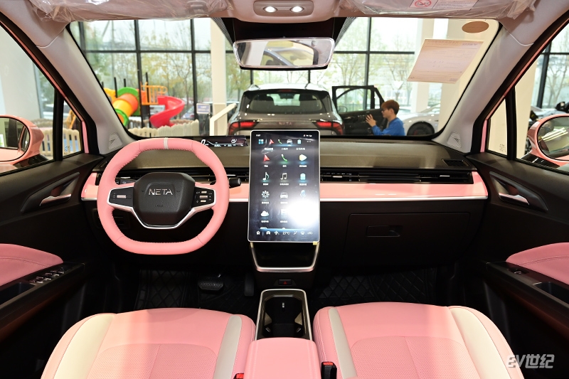 10万内能搞定的智能纯电SUV，实拍2022款哪吒V 潮400Lite