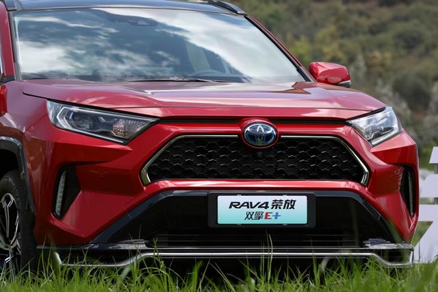 百公里油耗低至1.1L RAV4荣放双擎E+携三大杀手锏打了谁的脸？