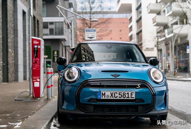 新款MINI COOPER SE正式发布,采用专属渐变色车顶
