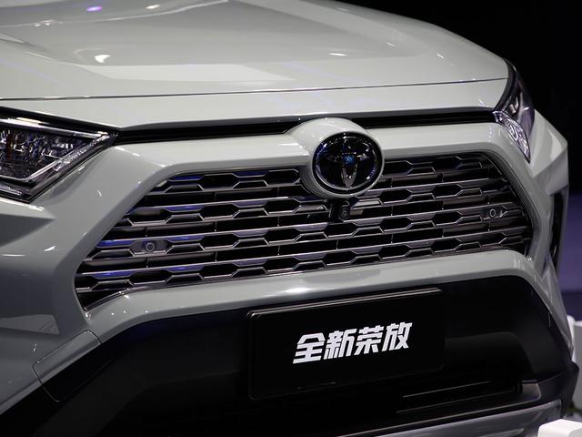 10月上市，全新RAV4荣放轴距加长30mm，混动百公里只需4.6L油