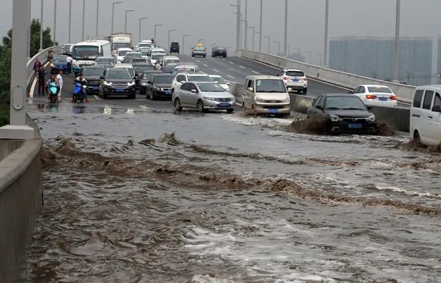 冷知识：强降雨天气，开纯电动车比燃油车更好