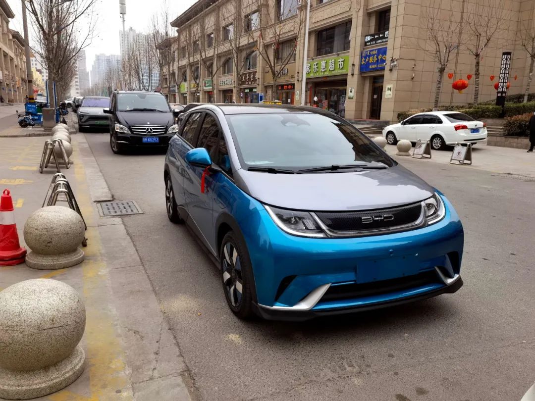 为了卖出百万辆新能源车,比亚迪挥出了“三板斧”