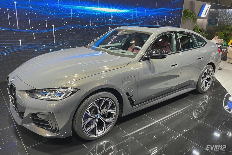 宝马性能纯电轿跑创新BMW i4上市，两款车型售44.99-53.99万元
