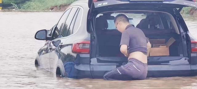 心系郑州暴雨 宝马与车主“在一起”