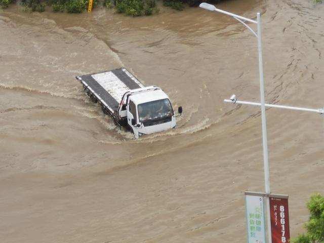 心系郑州暴雨 宝马与车主“在一起”