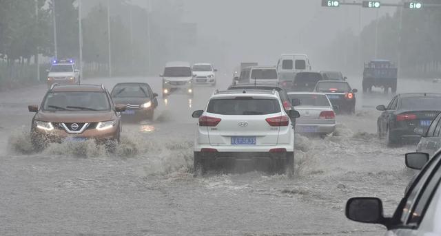 冷知识：强降雨天气，开纯电动车比燃油车更好