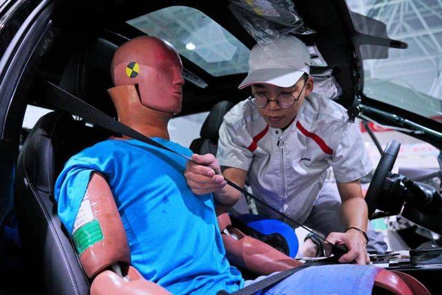 假人胳膊折断！传祺影豹的安全遮羞布，被无情撕开？