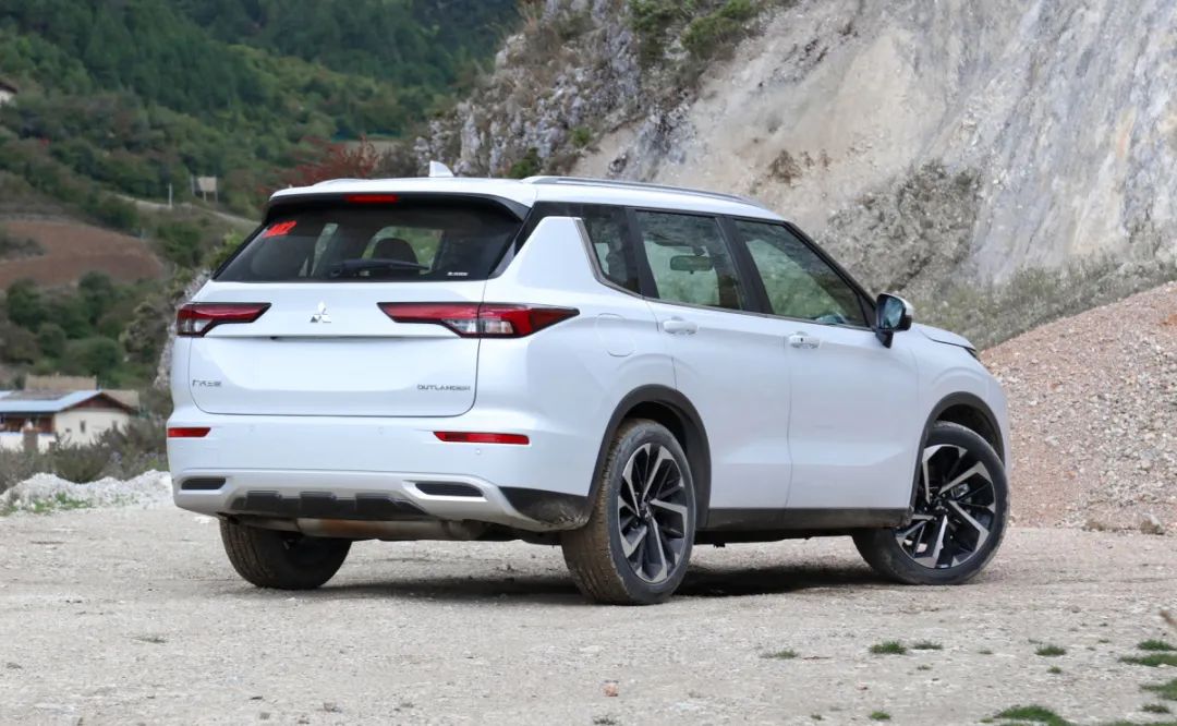 小众但不缺实力,起亚狮铂拓界对比全新三菱欧蓝德,孰胜孰负?