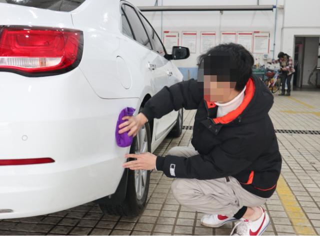 这样洗小心弄伤爱车,洗车究竟该自己洗还是去洗车店?