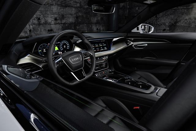 钢铁侠座驾来了,奥迪e-tron GT首秀,保时捷不香了?