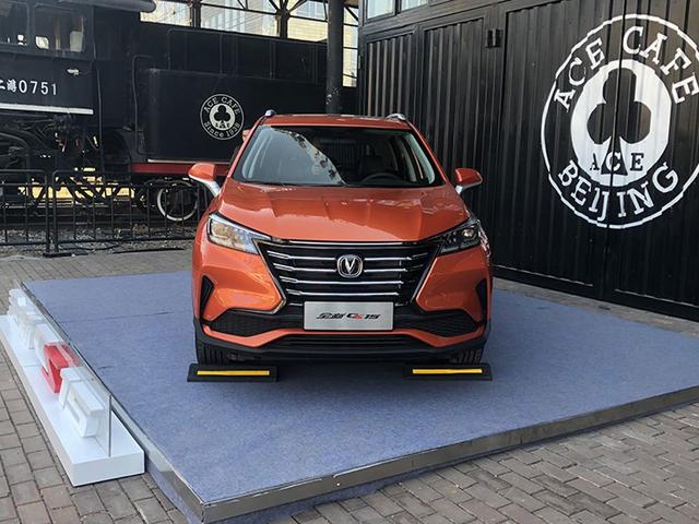 6万可以买的SUV，新款长安CS15开启预售，最大惊喜来自内饰