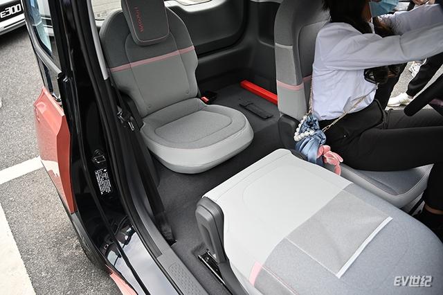 新宝骏E300/E300Plus上市 补贴后售价6.48万-8.48万元