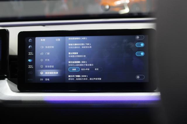 广州车展实拍爱驰首款纯电中型SUV 续航里程503km