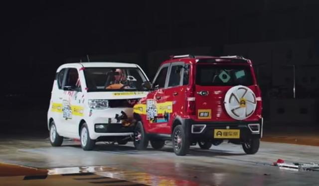 宏光MINI EV对撞老头乐，网友：槽点肯定有，但A柱没弯折