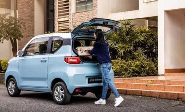 宏光MINI EV对撞老头乐，网友：槽点肯定有，但A柱没弯折