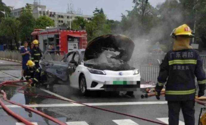 未及时换电池，埃安车主疑遭远程锁车，离大谱！！