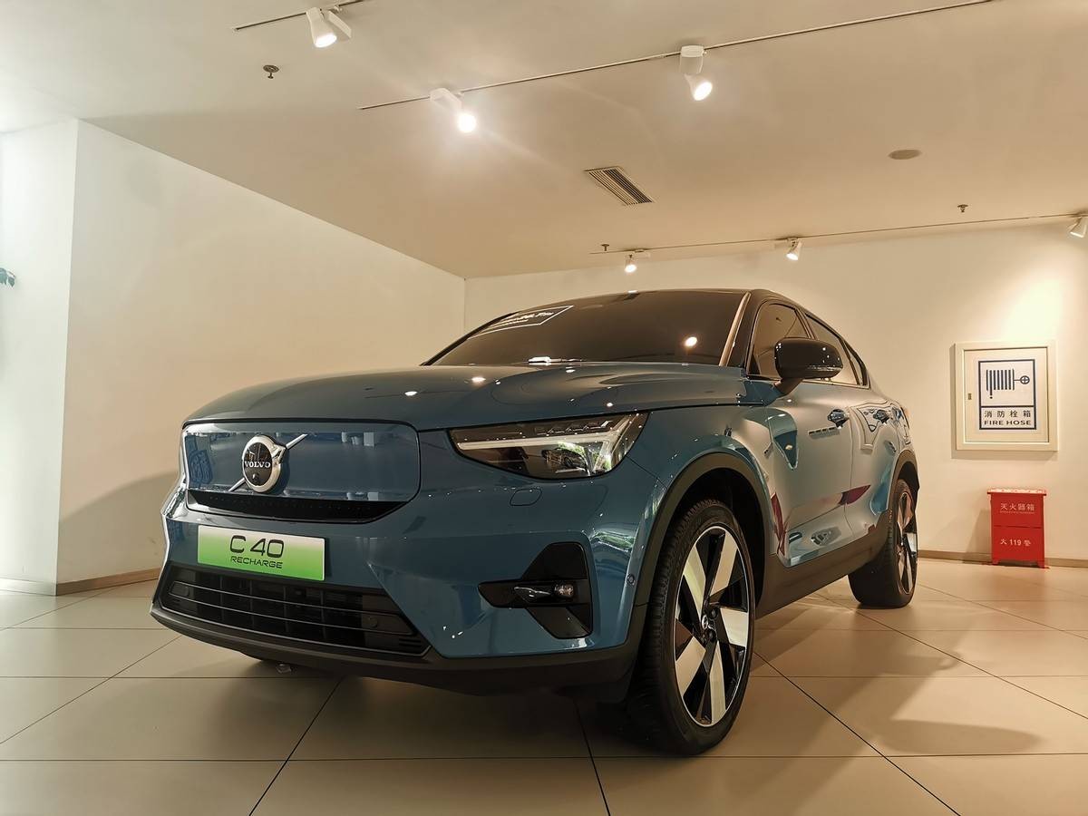 30万级纯电豪华SUV，沃尔沃C40到店实拍，4.7秒破百