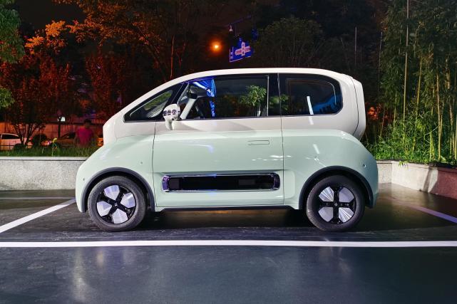 新款宝骏KiWi EV上市，售价超10万元，五菱飘了吗？