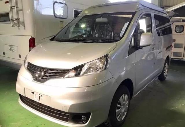 NV200还有房车版？能睡4人自带厨房，车顶可升高变卧室